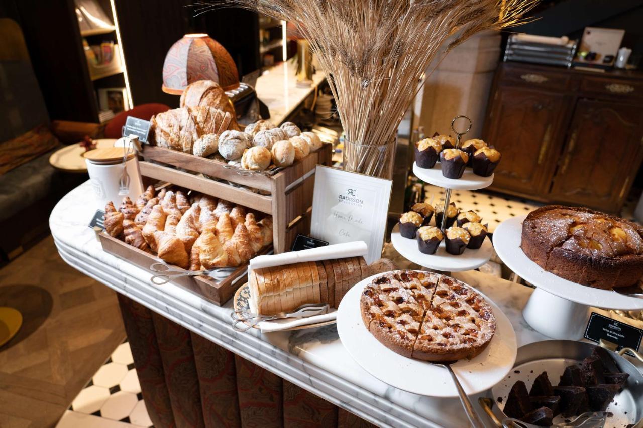 Radisson Collection Hotel, Palazzo Touring Club Milão Exterior foto A selection of pastries at a bakery