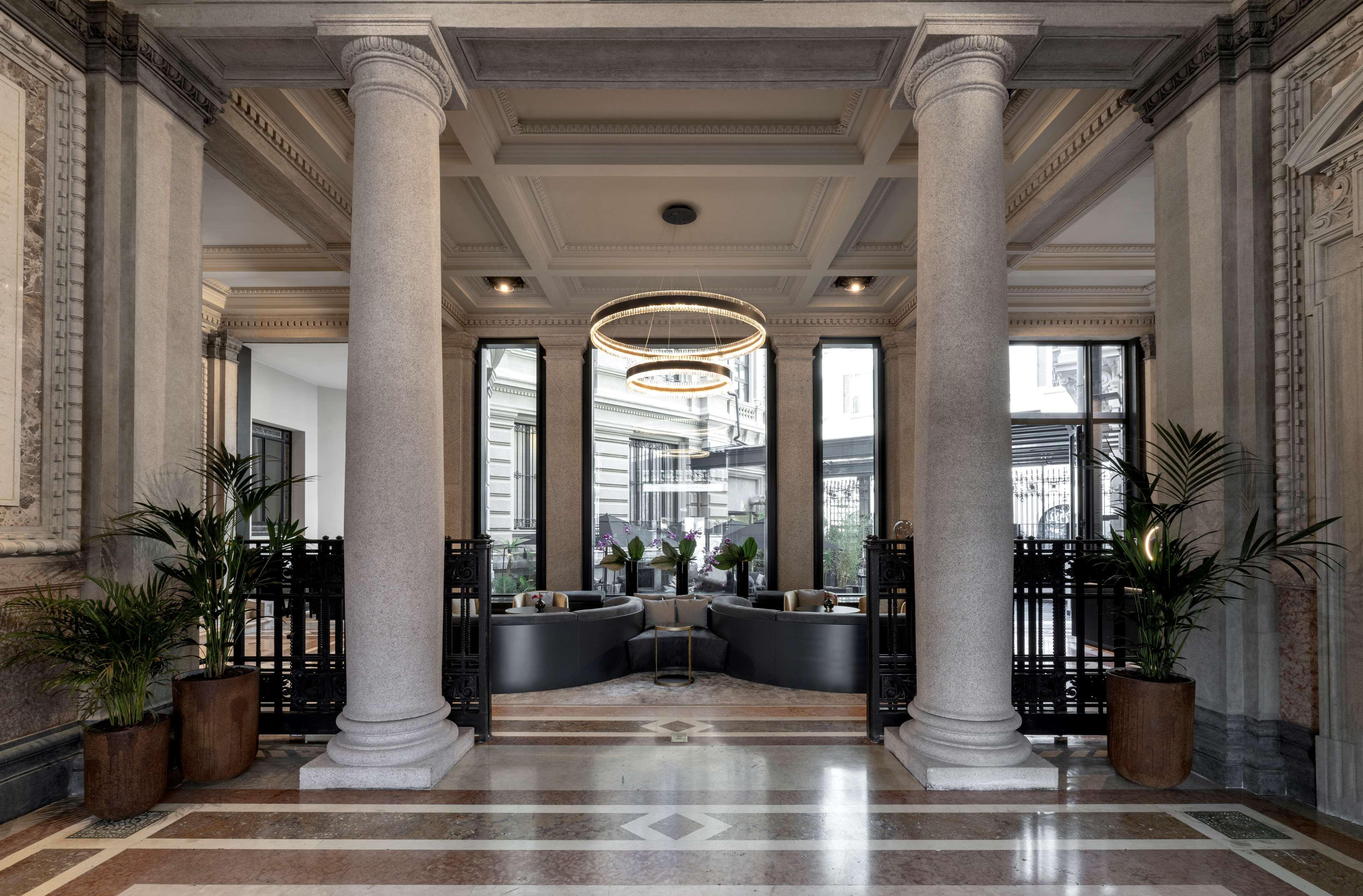 Radisson Collection Hotel, Palazzo Touring Club Milão Exterior foto The hotel's lobby