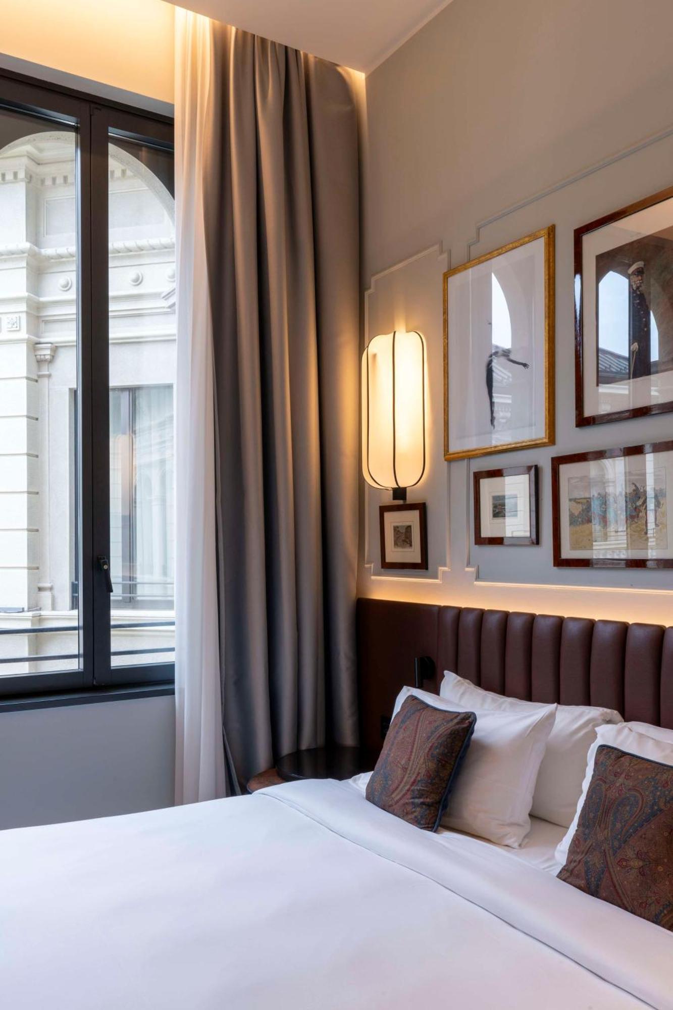 Radisson Collection Hotel, Palazzo Touring Club Milão Exterior foto A wall light